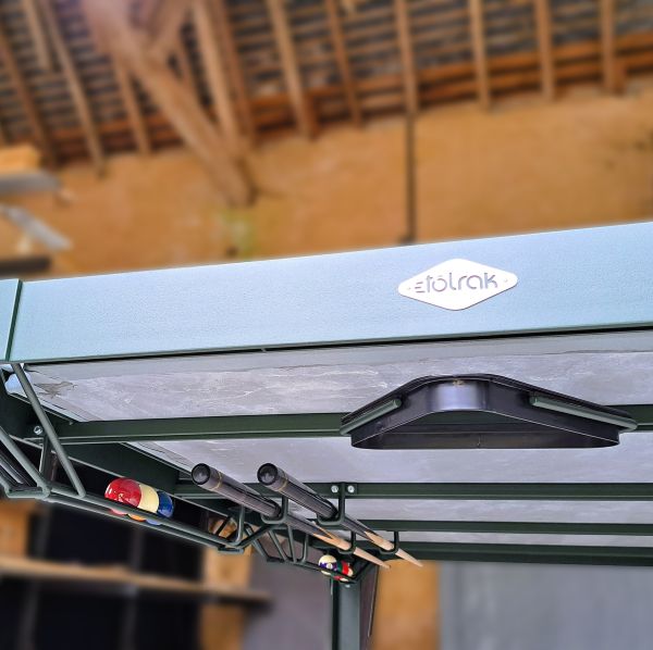 Supports queues et triangle sous le billard